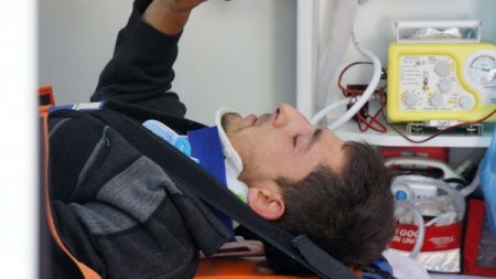 Minibüs, beş metre yükseklikten gecekondunun bahçesine uçtu