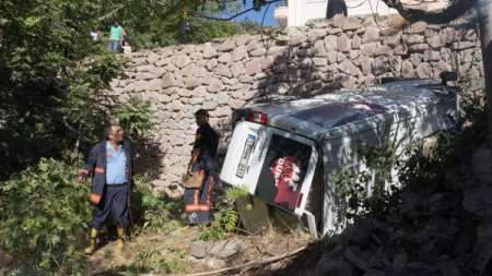 Minibüs, beş metre yükseklikten gecekondunun bahçesine uçtu