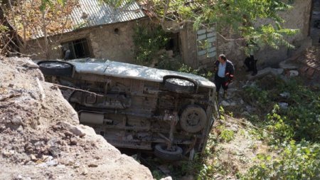 Minibüs, beş metre yükseklikten gecekondunun bahçesine uçtu