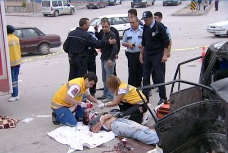 Minibüs, kavşakta otomobili biçti: 2 ölü, 9 yaralı