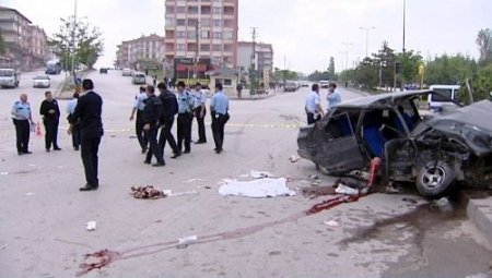 Minibüs, kavşakta otomobili biçti: 2 ölü, 9 yaralı