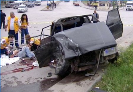 Minibüs, kavşakta otomobili biçti: 2 ölü, 9 yaralı