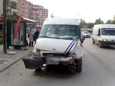 Minibüs, kavşakta otomobili biçti: 2 ölü, 9 yaralı