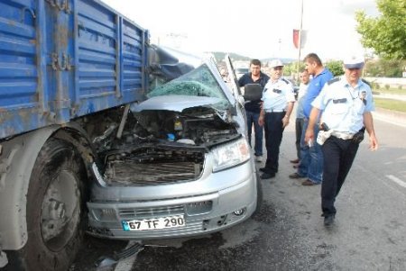 Minibüs, Tır'a Arkadan Çarptı: 1 Yaralı