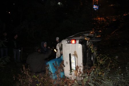 Minibüs 15 metreden dereye uçtu: 1'i ağır 4 yaralı