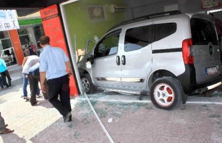 Minibüs bekleyen dede ve torunlarına otomobil çarptı: 4 yaralı