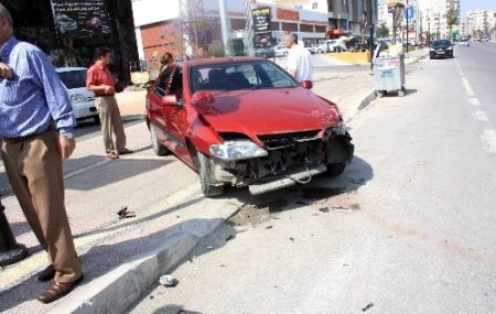Minibüs bekleyen dede ve torunlarına otomobil çarptı: 4 yaralı