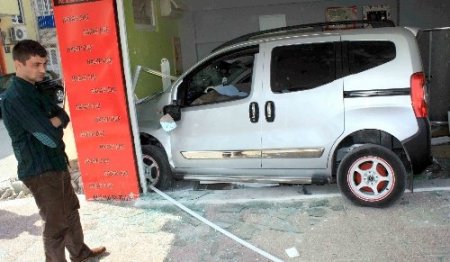 Minibüs bekleyen dede ve torunlarına otomobil çarptı: 4 yaralı