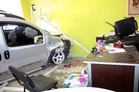 Minibüs bekleyen dede ve torunlarına otomobil çarptı: 4 yaralı