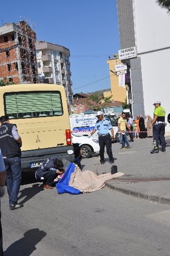 Minibüs durağa girdi: 1 ölü, 2 yaralı