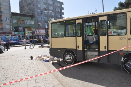 Minibüs durağa girdi: 1 ölü, 2 yaralı
