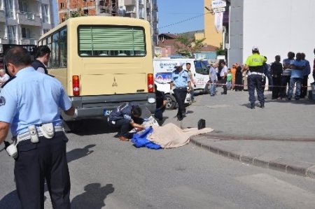 Minibüs durağa girdi: 1 ölü, 2 yaralı