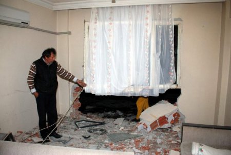Minibüs Eve Girdi: 3 Kişi Ölümden Döndü