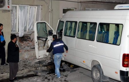 Minibüs Eve Girdi: 3 Kişi Ölümden Döndü