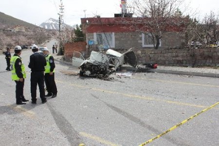 Minibüs ile otomobil çarpıştı: 1 ölü, 7 yaralı