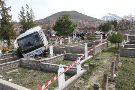 Minibüs ile otomobil çarpıştı: 1 ölü, 7 yaralı