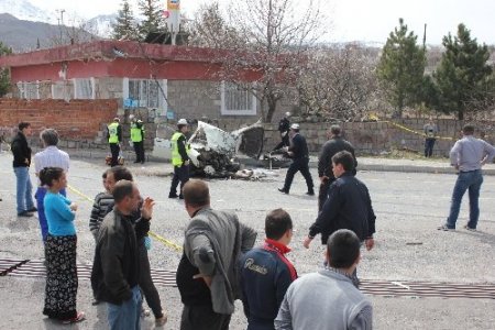 Minibüs ile otomobil çarpıştı: 1 ölü, 7 yaralı