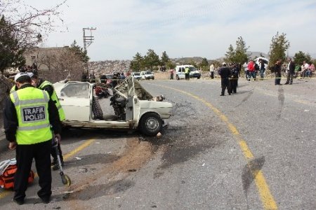 Minibüs ile otomobil çarpıştı: 1 ölü, 7 yaralı