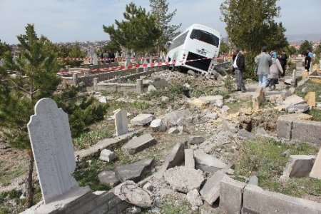 Minibüs ile otomobil çarpıştı: 1 ölü, 7 yaralı