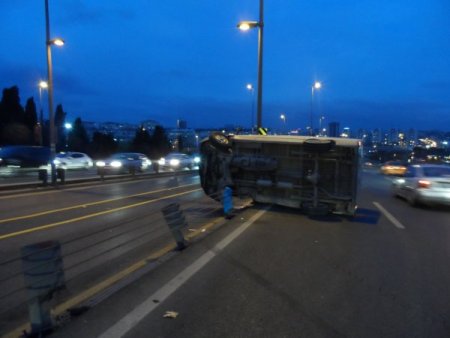 Minibüs metrobüs bariyerlerine takıldı