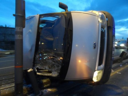 Minibüs metrobüs bariyerlerine takıldı