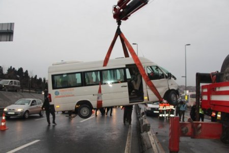 Minibüs metrobüs yoluna daldı: 3 yaralı