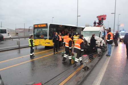 Minibüs metrobüs yoluna daldı: 3 yaralı