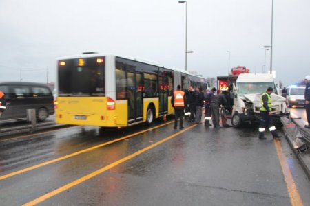 Minibüs metrobüs yoluna daldı: 3 yaralı