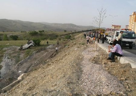 Minibüs Şarampole Uçtu: 4 Yaralı