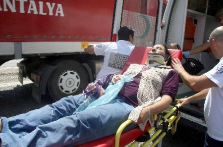Minibüs Şarampole Yuvarlandı: 5 Yaralı