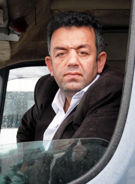 Minibüs şoförü aracı bağlanınca kendini araca kilitledi