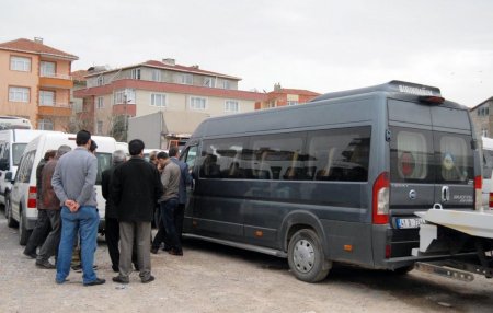 Minibüs şoförü aracı bağlanınca kendini araca kilitledi