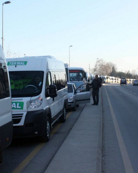 Minibüsçüler Yalova'da yol kapattı