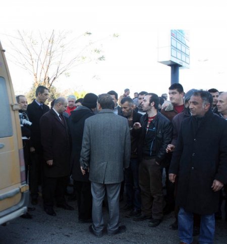 Minibüsçüler Yalova'da yol kapattı