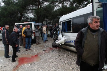 Minibüsle TIR çarpıştı: 1 ölü, 10 yaralı (2)