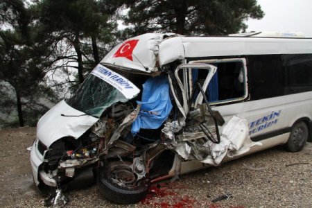 Minibüsle TIR çarpıştı: 1 ölü, 10 yaralı (2)