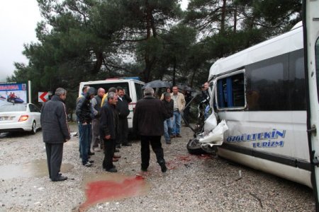Minibüsle TIR çarpıştı: 1 ölü, 10 yaralı (2)