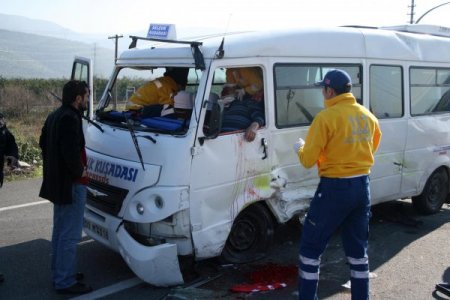 Minibüste sıkışan şoförü itfaiye ekibi kurtardı
