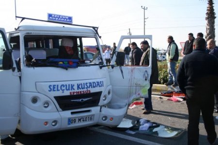 Minibüste sıkışan şoförü itfaiye ekibi kurtardı