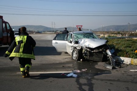 Minibüste sıkışan şoförü itfaiye ekibi kurtardı