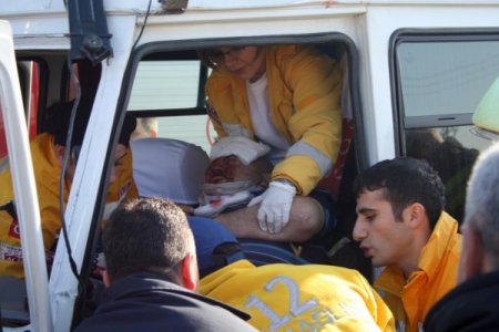 Minibüste sıkışan şoförü itfaiye ekibi kurtardı