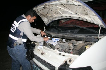 Minibüsten Kaçak Sigara Fışkırdı
