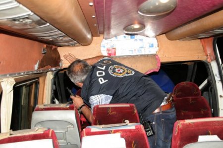 Minibüsten Kaçak Sigara Fışkırdı