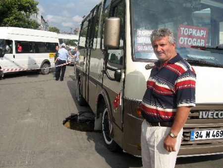 Minibüsün Geçişi Sırasında Yol Çöktü, Sürücünün Dikkati Faciayı Önledi