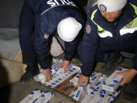 Minibüsün tabanındaki zulada 10 bin paket kaçak sigara çıktı