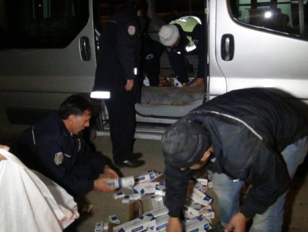 Minibüsün tabanındaki zulada 10 bin paket kaçak sigara çıktı