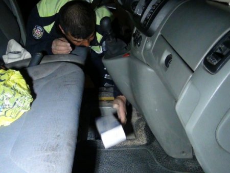 Minibüsün tabanındaki zulada 10 bin paket kaçak sigara çıktı