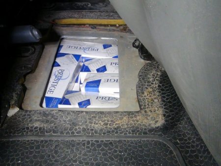 Minibüsün tabanındaki zulada 10 bin paket kaçak sigara çıktı