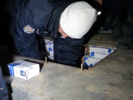 Minibüsün tabanındaki zulada 10 bin paket kaçak sigara çıktı