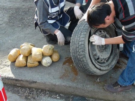 Minibüsün yedek lastiğinden esrar çıktı